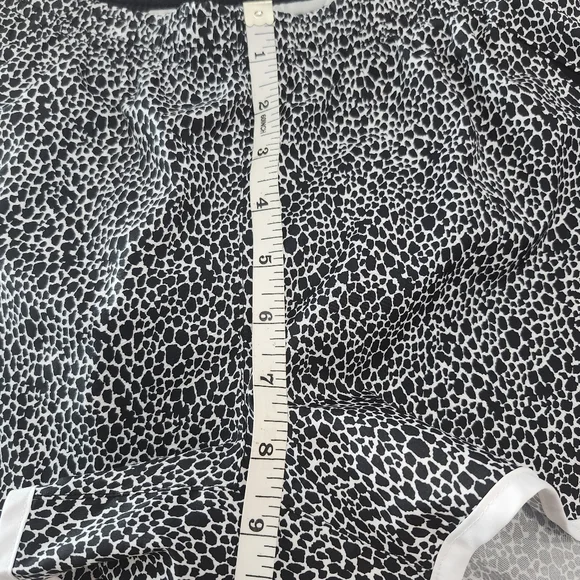 Nike Size Small Women's Black and White Running Shorts - Picture 6 of 9